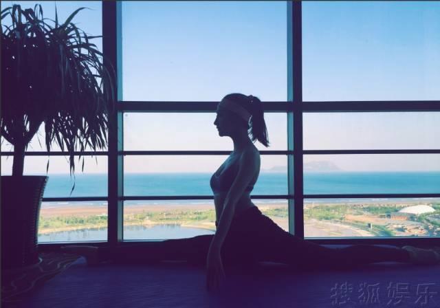 横叉很难么?这方法,练成一字马横叉很简单!